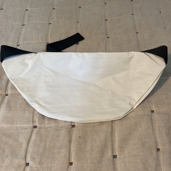A large Belt/Waist/Fanny BAG in white&black. Zipper close and adjustable waist. - Picture 5 of 5